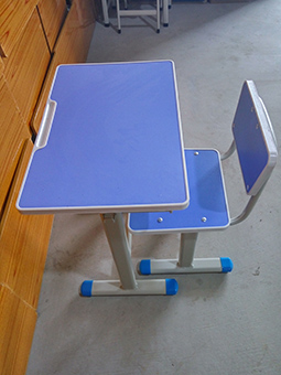 彩色輔導班書(shū)桌椅
